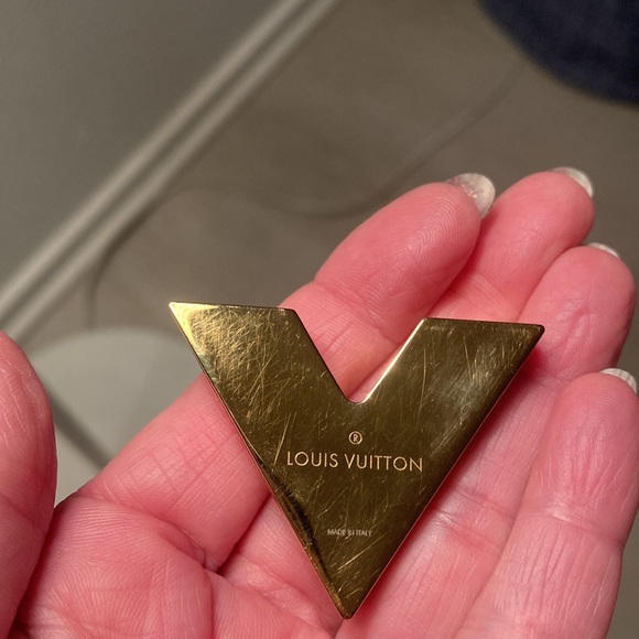 Authentic Louis Vuitton Magnetic V Brooch Brooche Gold - Picture 3 of 15